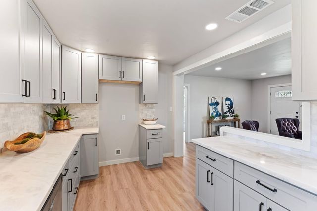 2543 Castlewood Dr, Sacramento, CA 95821