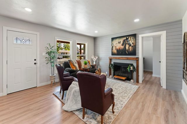 2543 Castlewood Dr, Sacramento, CA 95821