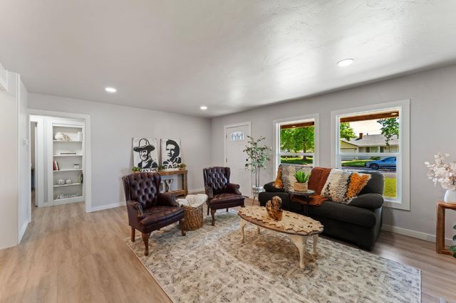 2543 Castlewood Dr, Sacramento, CA 95821