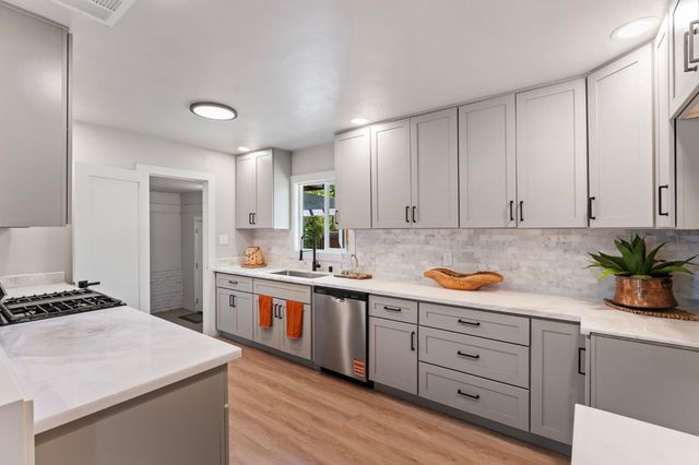 2543 Castlewood Dr, Sacramento, CA 95821