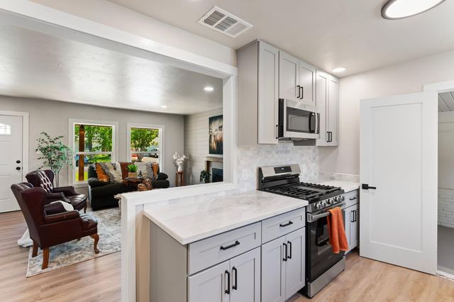 2543 Castlewood Dr, Sacramento, CA 95821