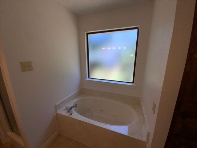 131 Honey Tree Lane, Desoto, TX 75115