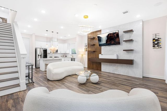 907 Pollard Street B, Houston, TX 77020