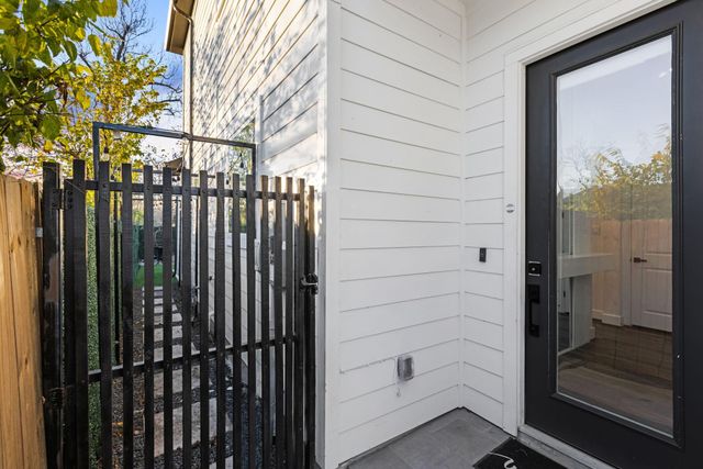 907 Pollard Street B, Houston, TX 77020