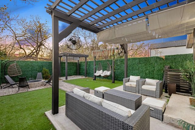 907 Pollard Street B, Houston, TX 77020