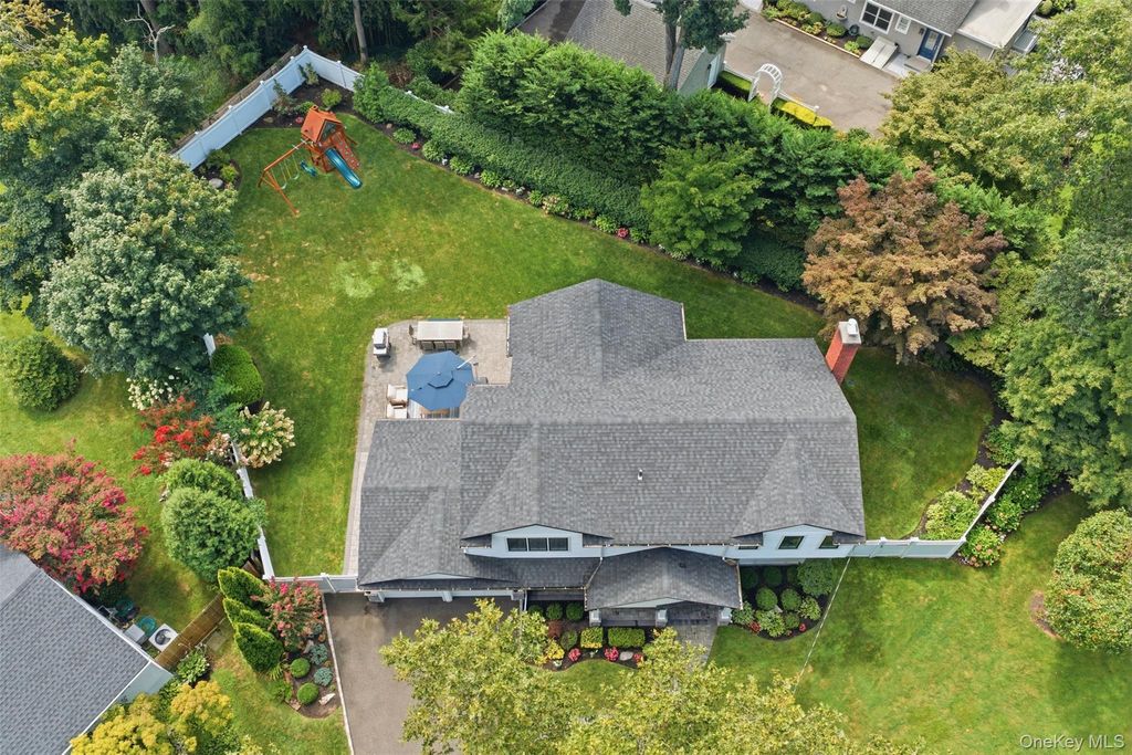 6 Sue Circle, Huntington, NY 11743 — photo 2