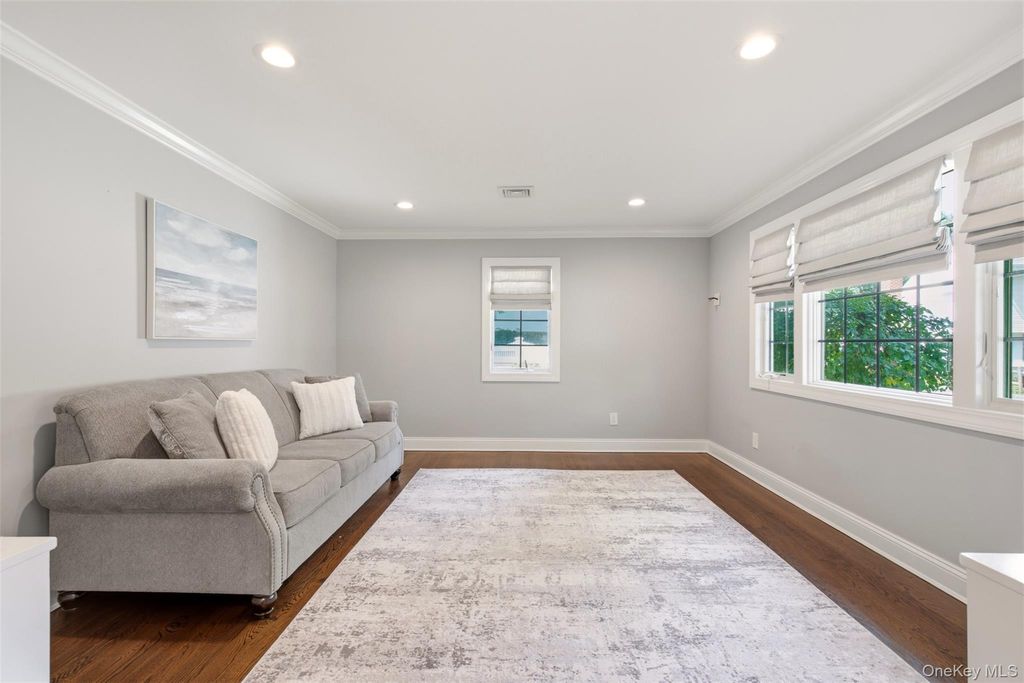 6 Sue Circle, Huntington, NY 11743 — photo 4