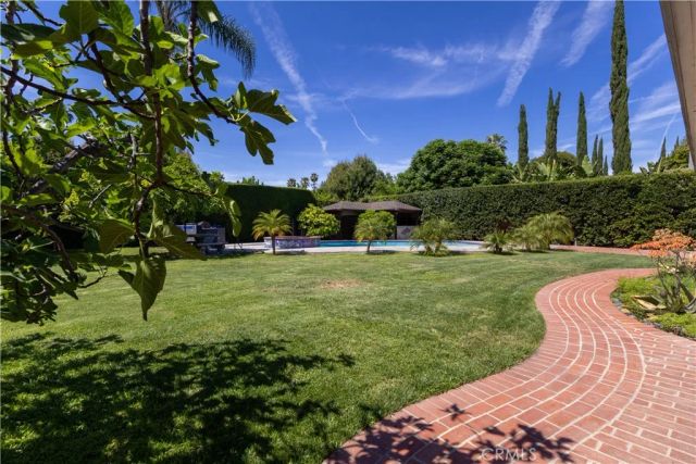 5329 Mecca Avenue, Tarzana, CA 91356