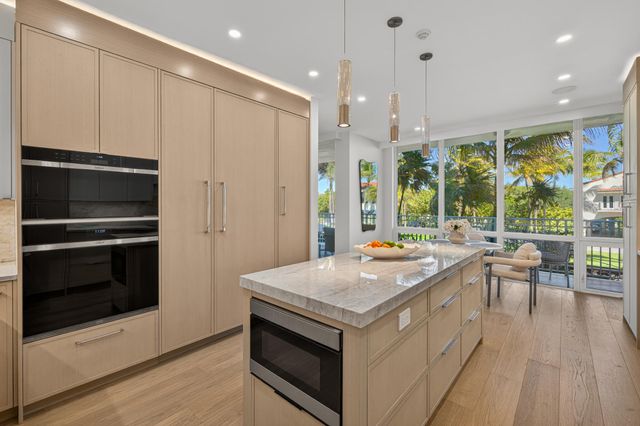 100 Royal Palm Way D2, Palm Beach, FL 33480