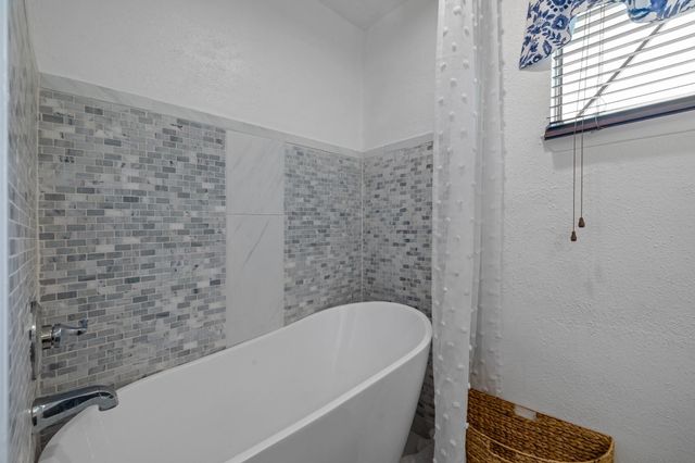 5130 Court Road, Houston, TX 77053