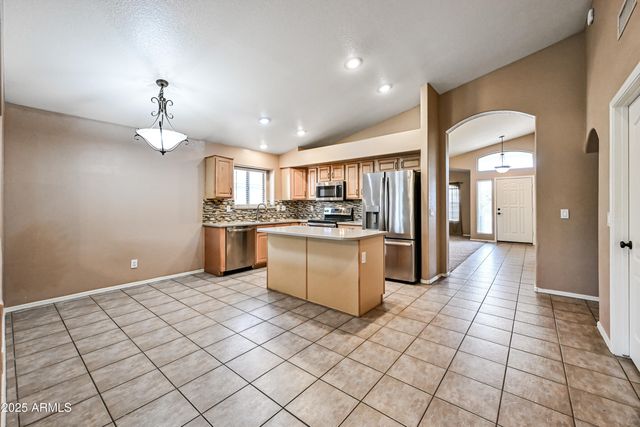 2400 E WHITTEN Street, Chandler, AZ 85225