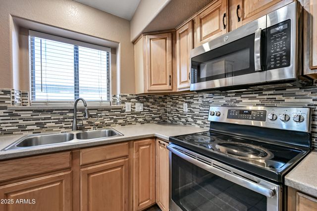 2400 E WHITTEN Street, Chandler, AZ 85225