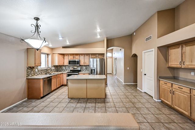 2400 E WHITTEN Street, Chandler, AZ 85225