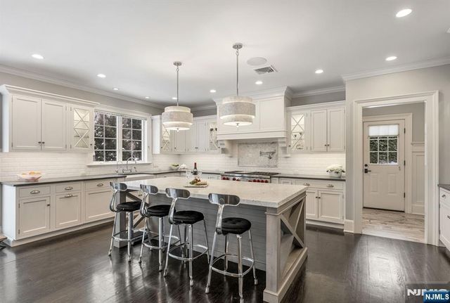 11 Aldbury Drive, Upper Saddle River, NJ 07458