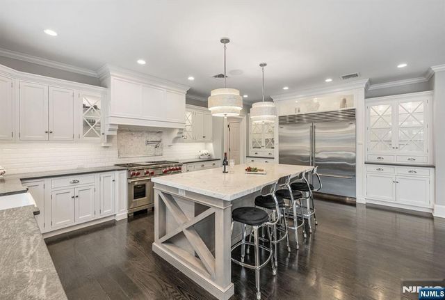 11 Aldbury Drive, Upper Saddle River, NJ 07458