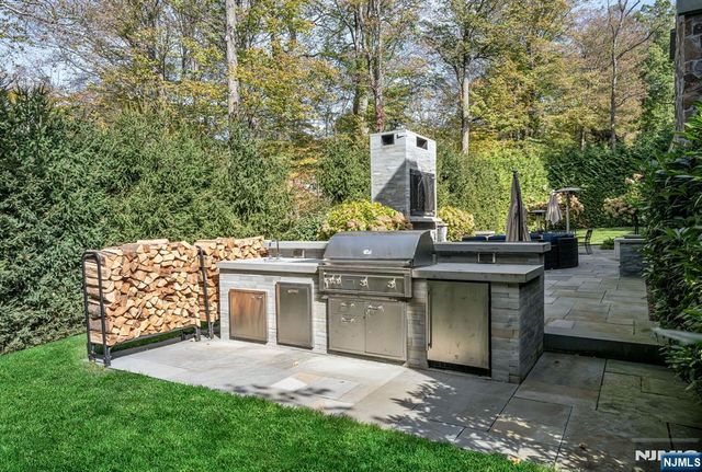 11 Aldbury Drive, Upper Saddle River, NJ 07458