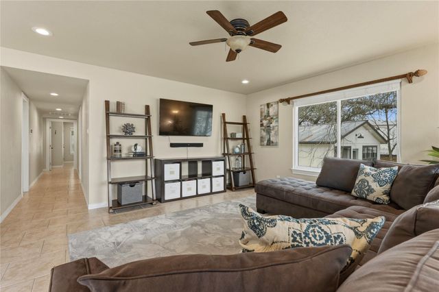 833 Sandy Mountain DR, Llano, TX 78643