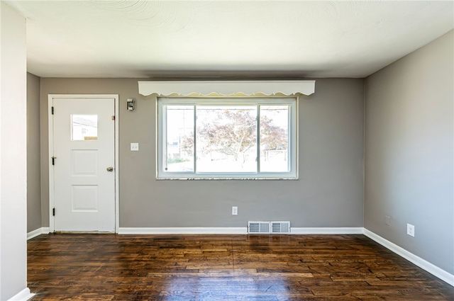 63 Chestnut St, Harrison Twp, PA 15065