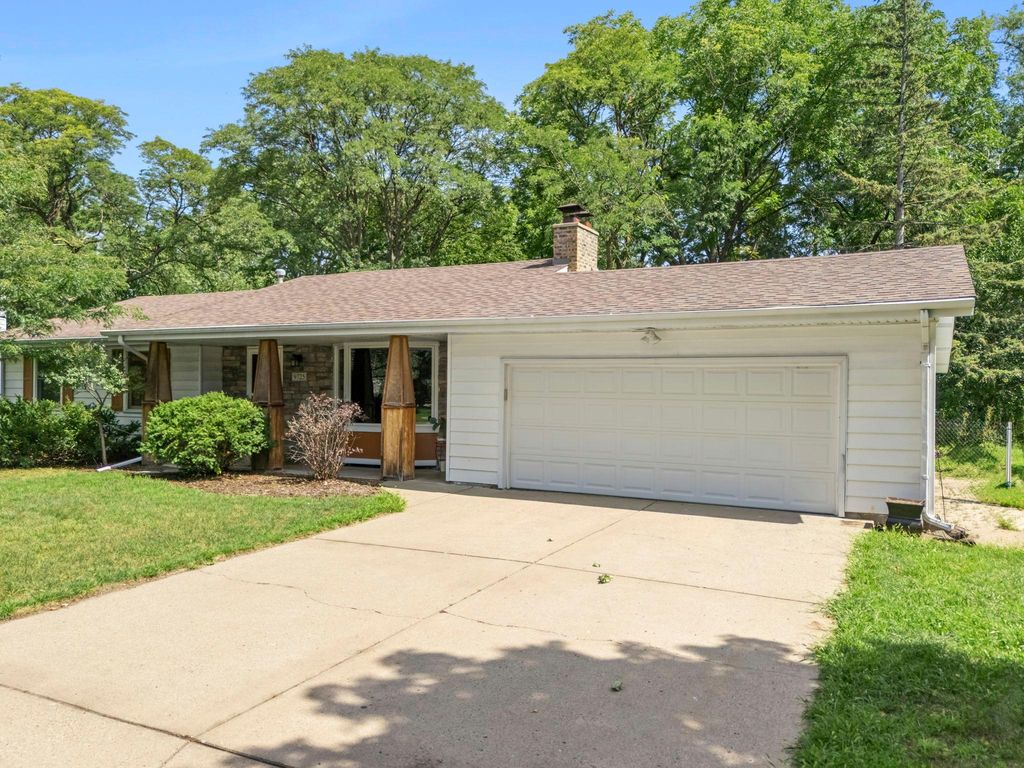 9725 Queen Road, Bloomington, MN 55431 — exterior