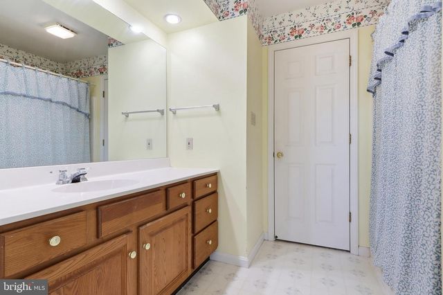 1240 FUTURITY DR, York, PA 17404