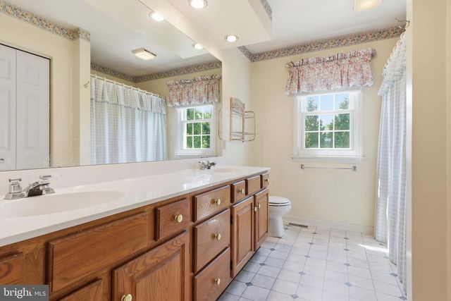 1240 FUTURITY DR, York, PA 17404