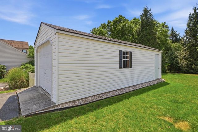 1240 FUTURITY DR, York, PA 17404