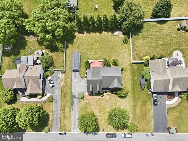 1240 FUTURITY DR, York, PA 17404