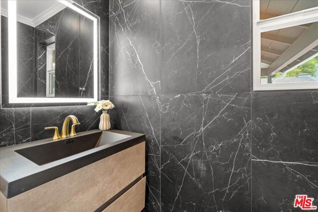 5815 Saloma Avenue, Van Nuys, CA 91411