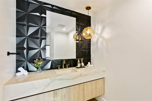 17269 Luverne Place, Encino, CA 91316