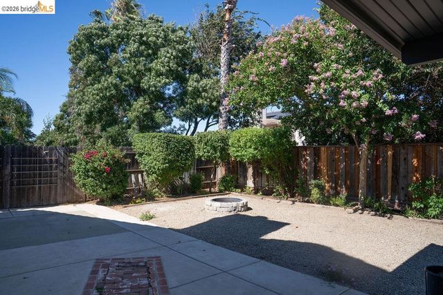 3894 Mission Ct, Oakley, CA 94561
