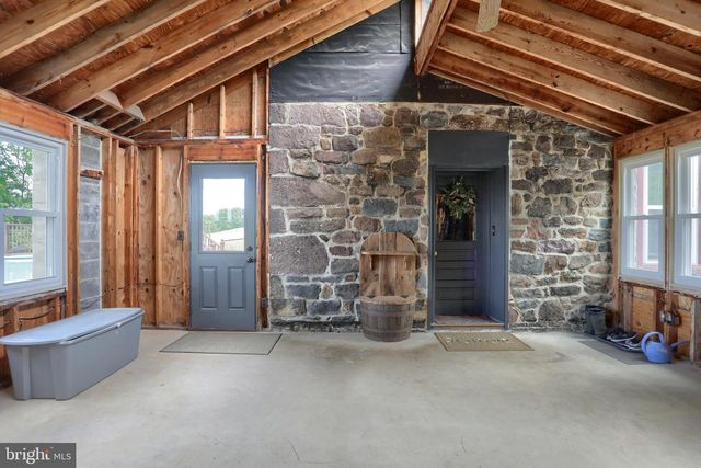 6767 SCHOOLHOUSE RD, Hershey, PA 17033
