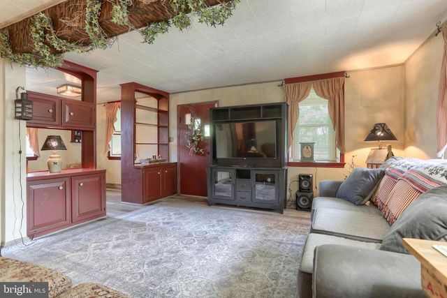 6767 SCHOOLHOUSE RD, Hershey, PA 17033