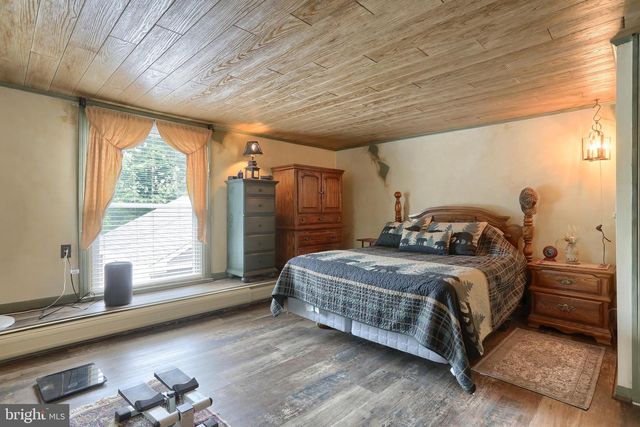 6767 SCHOOLHOUSE RD, Hershey, PA 17033