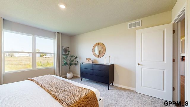 8833 S 185th Street, Gretna, NE 68136