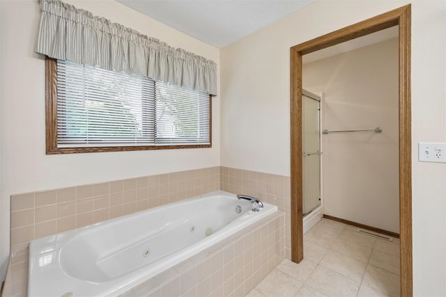 4733 93rd Street, Urbandale, IA 50322