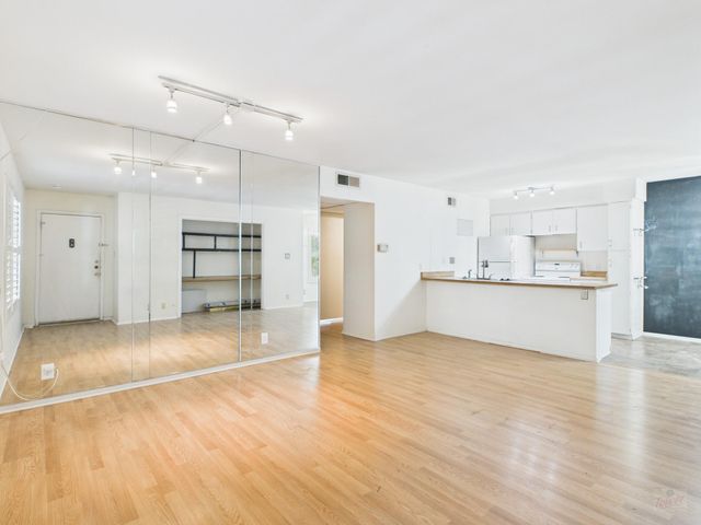 910 Duncan LN 26, Austin, TX 78705