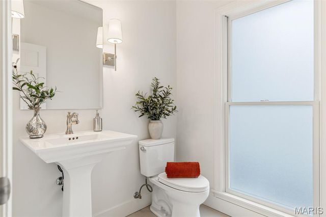 822 Town And Country Estates Drive, Town And Country, MO 63141