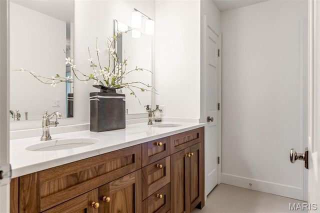 822 Town And Country Estates Drive, Town And Country, MO 63141