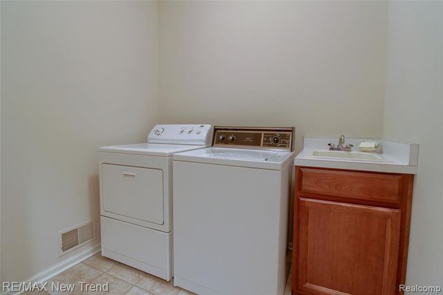 41672 Clemens Circle, Novi, MI 48377