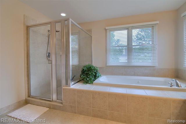 41672 Clemens Circle, Novi, MI 48377