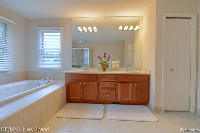 41672 Clemens Circle, Novi, MI 48377