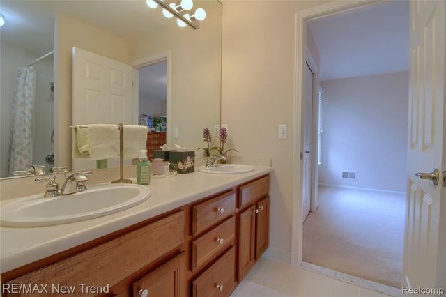 41672 Clemens Circle, Novi, MI 48377