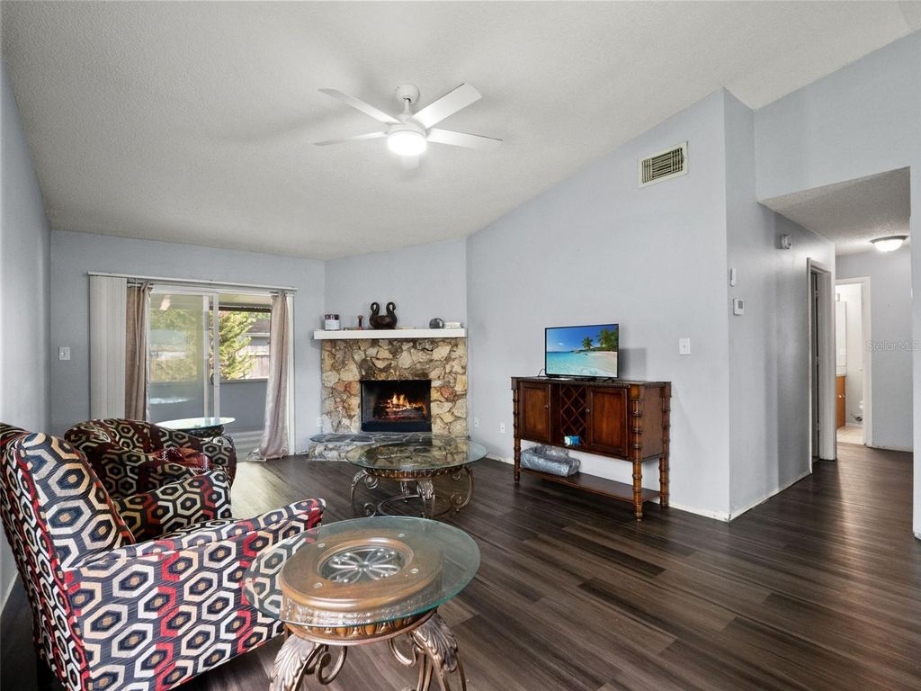 Image 11 of property listing at 8937 VALENCIA GARDENS DRIVE, Orlando, FL 32825