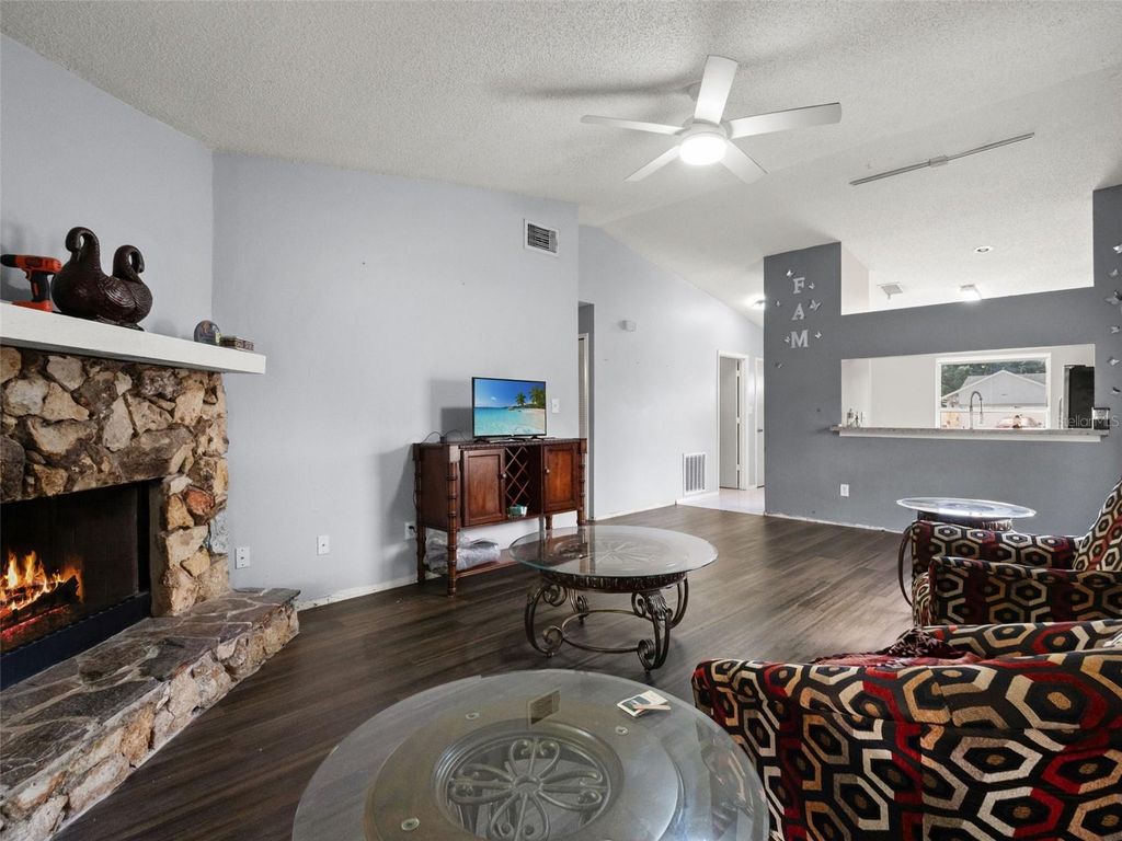 Image 12 of property listing at 8937 VALENCIA GARDENS DRIVE, Orlando, FL 32825