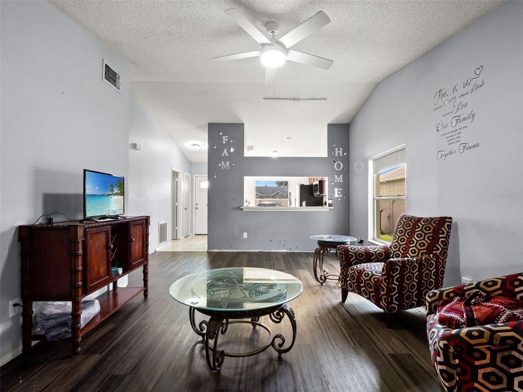 Image 13 of property listing at 8937 VALENCIA GARDENS DRIVE, Orlando, FL 32825