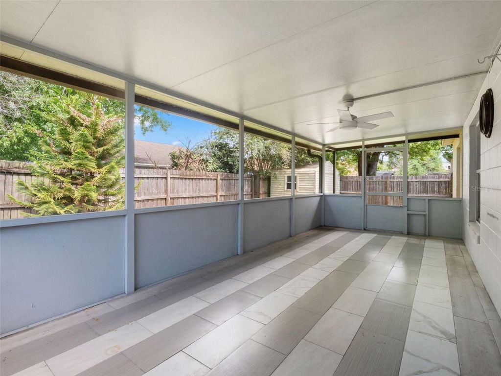 Image 19 of property listing at 8937 VALENCIA GARDENS DRIVE, Orlando, FL 32825