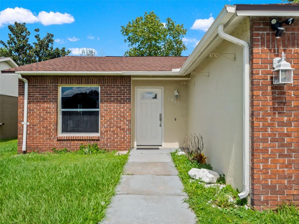 Image 3 of property listing at 8937 VALENCIA GARDENS DRIVE, Orlando, FL 32825