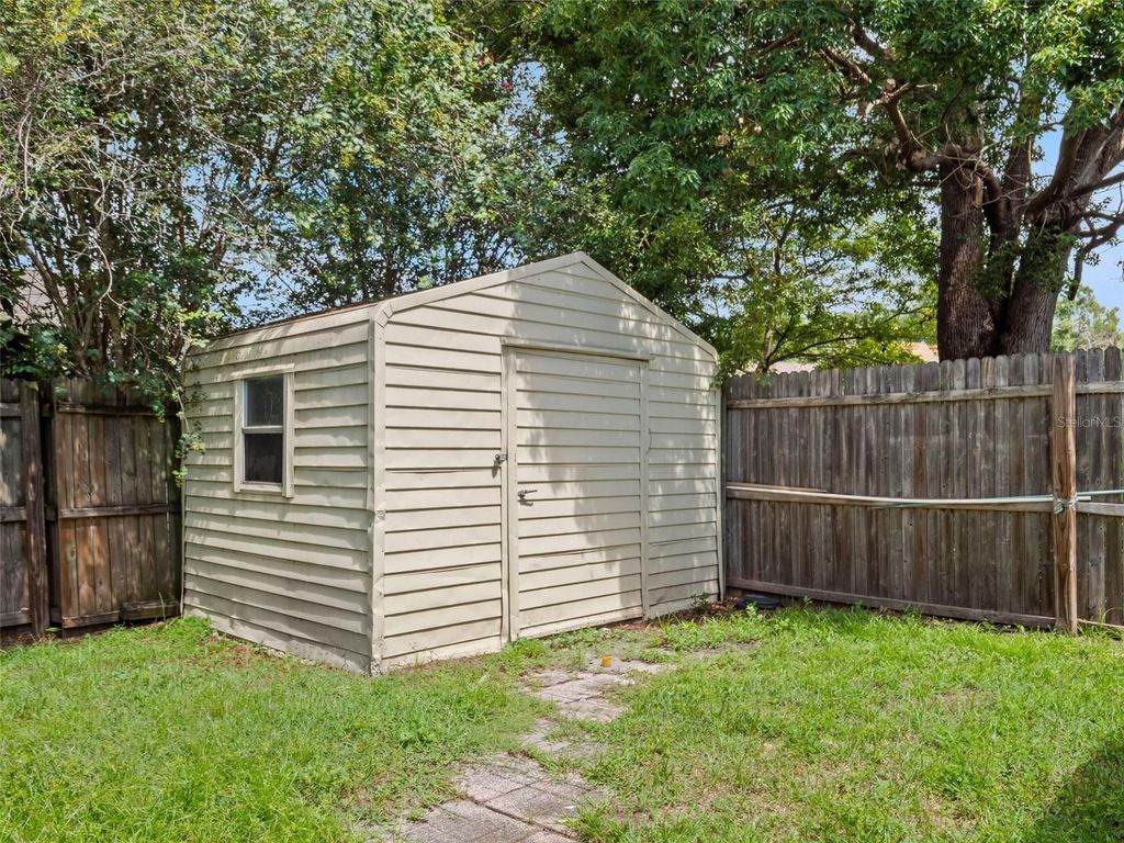 Image 21 of property listing at 8937 VALENCIA GARDENS DRIVE, Orlando, FL 32825