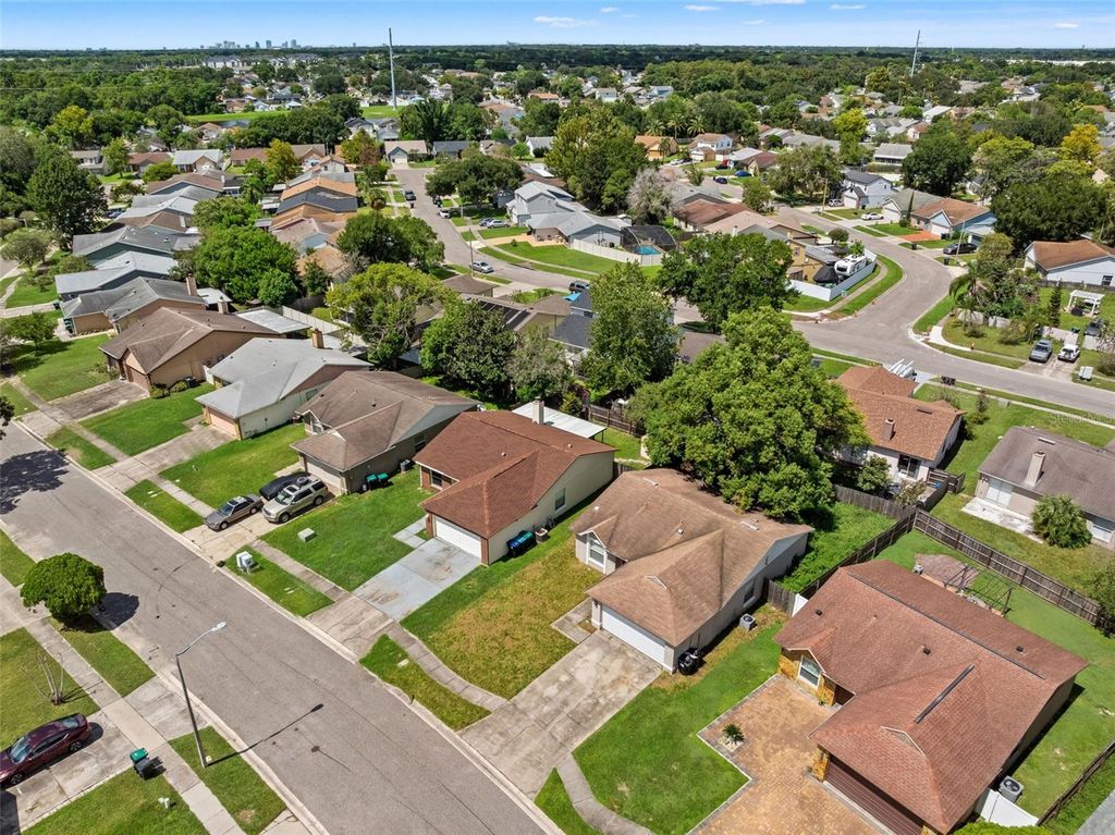 Image 25 of property listing at 8937 VALENCIA GARDENS DRIVE, Orlando, FL 32825