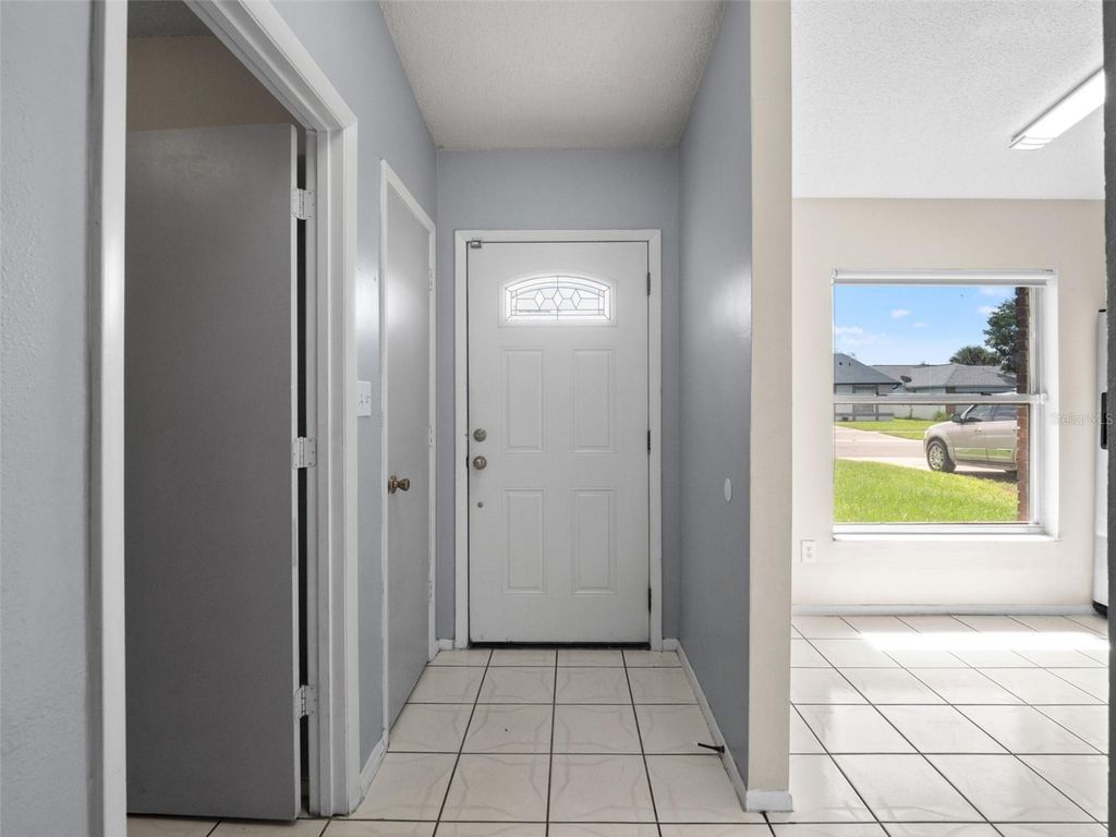 Image 4 of property listing at 8937 VALENCIA GARDENS DRIVE, Orlando, FL 32825